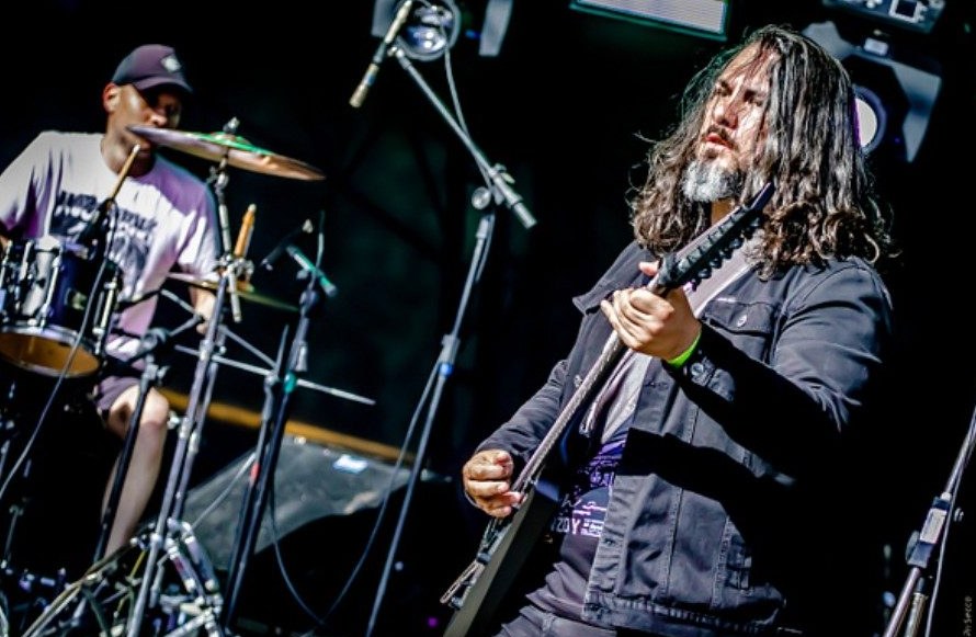 Guitarrista e baterista da Demophobia no palco