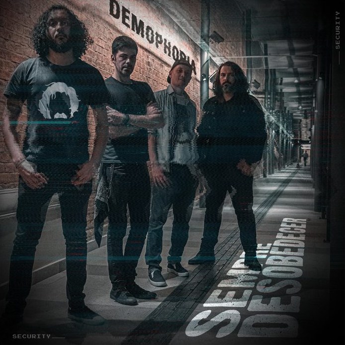 Arte de Sempre Desobedecer: a banda num corredor de concreto